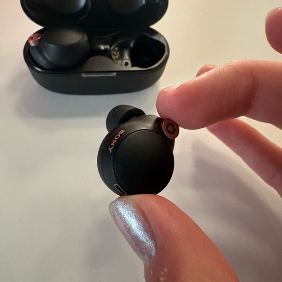 Sony noise canceling earbuds - Picture 4 of 9